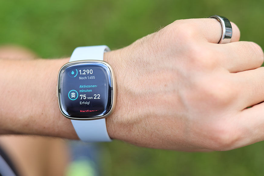 Man sieht die Aktivzonen-Minuten auf der Fitbit Sense 2.
